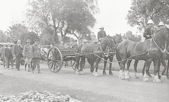 The funeral of Hugo Throssell with the coffin carried on a gun carriage. Two fellow V.C.’s attended.
