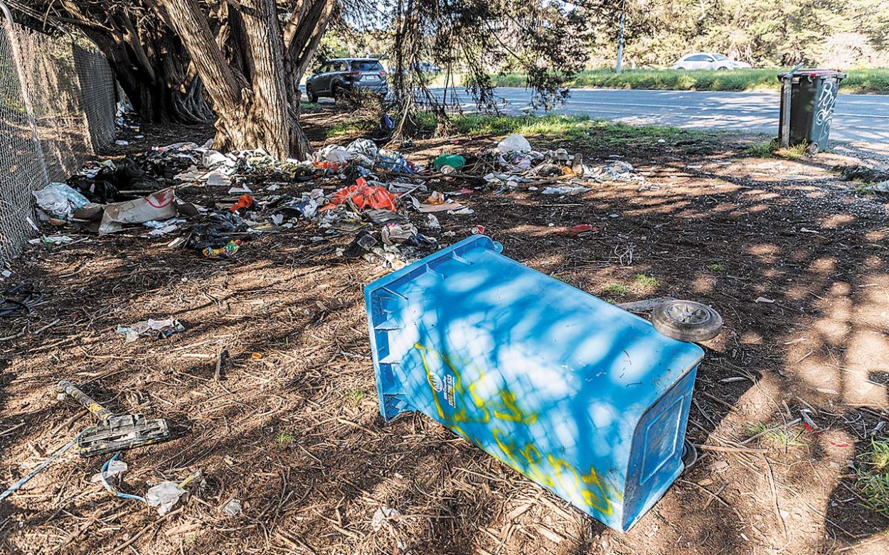 Rubbish heap continues to grow on Nepean Hwy
